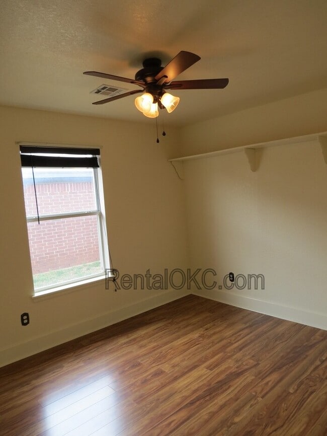 Building Photo - East side Moore 3 Bed 2 Bath no carpets