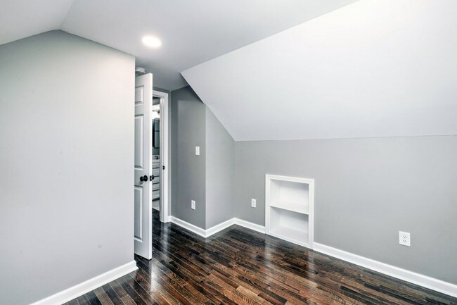 Building Photo - Single Family House! JUST RENOVATED! Centr...