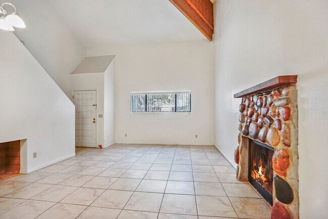 Building Photo - Pending/ Rented - Light-Filled 2-Bed Tucso...