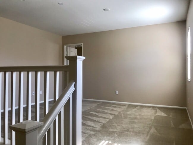 Building Photo - Beautiful Eastvale Newer Home