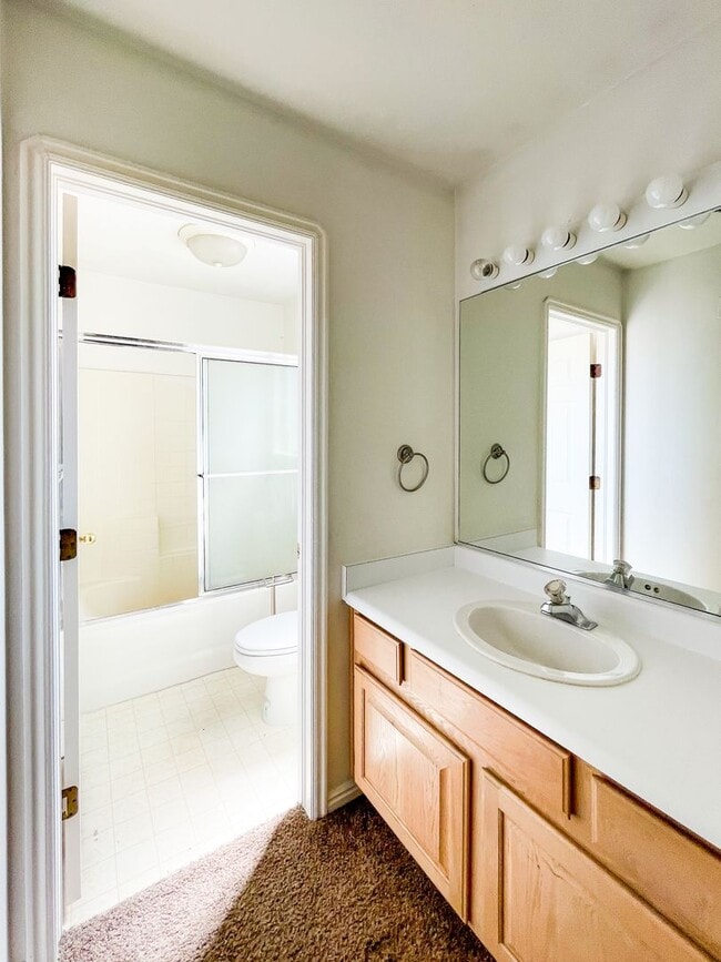 Building Photo - Charming 2 Bedroom Home in Prime Location Near Schools & Shopping