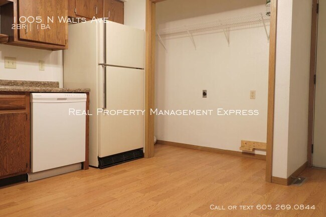 Building Photo - 2 Bedroom Duplex with Fenced Yard
