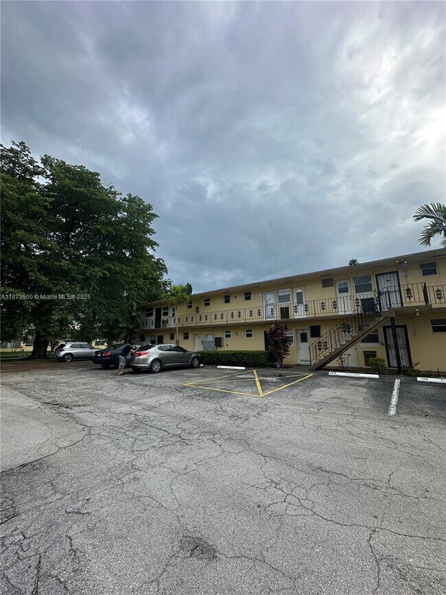 Building Photo - 20200 NE 29th Ct