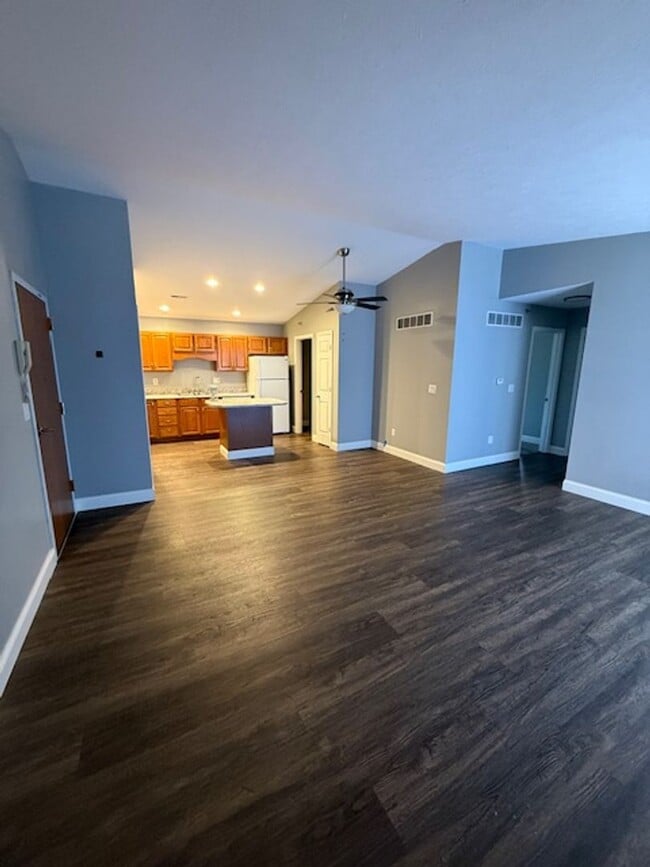 Building Photo - 102-116 Goldenrod Dr.