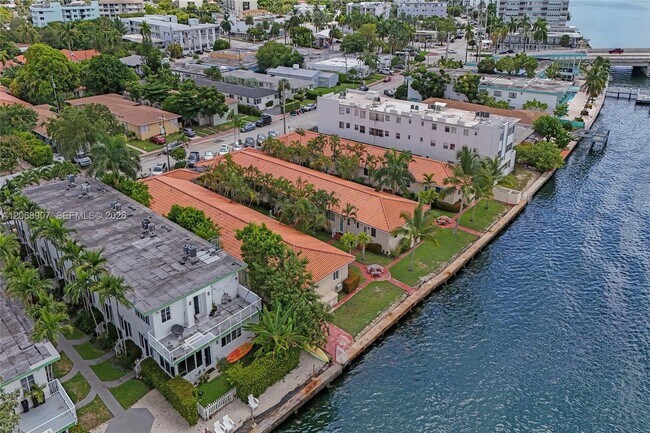 Building Photo - 2170 Bay Dr