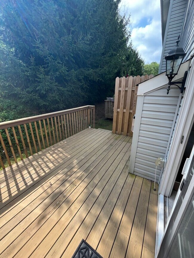 Building Photo - Newly Renovated 3 Bed 2.5 Bath Townhouse in Wexford available NOW!