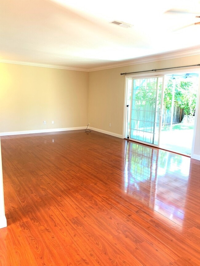 Building Photo - 3 Bedroom Home- Laminate Floors- Central A...