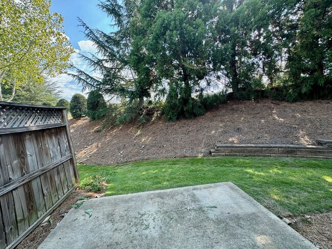 Building Photo - Better than New!