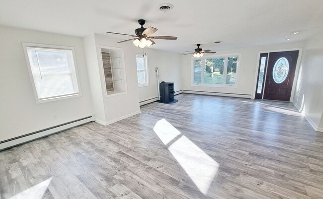 Building Photo - 3 Bed / 2 Bath Single Family Home