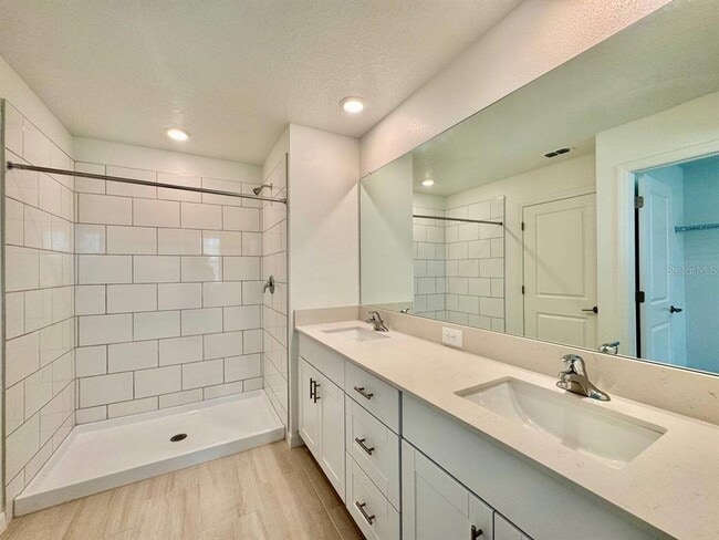 Building Photo - 17554 Pleasantview Blvd