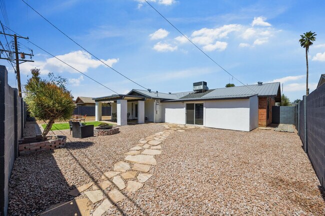 Building Photo - 8639 E Virginia Ave