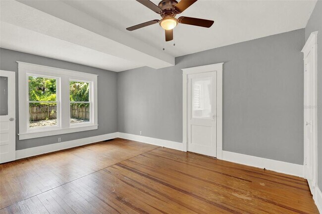 Building Photo - 611 S Grove St