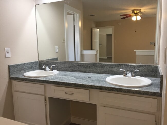 Building Photo - 1138 Oxford Dr