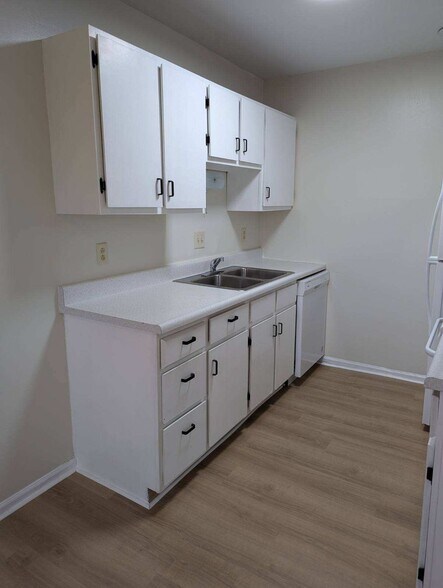 Primary Photo - 2275 N Cable Rd