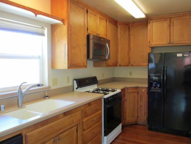 ROOMMATE NEEDED!!! Beautiful 5+ Bedrooms steps to campus and downtown - ROOMMATE NEEDED!!!  Beautiful  5+ Bedrooms steps to campus and downtown