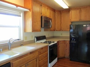 Building Photo - ROOMMATE NEEDED!!!  Beautiful  5+ Bedrooms steps to campus and downtown