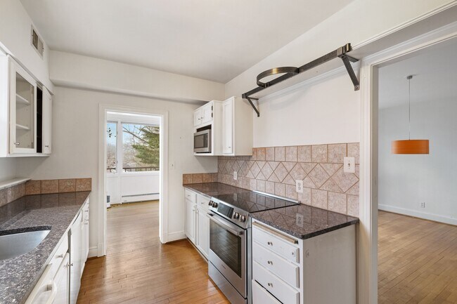 Building Photo - 5325 Chevy Chase Pky NW