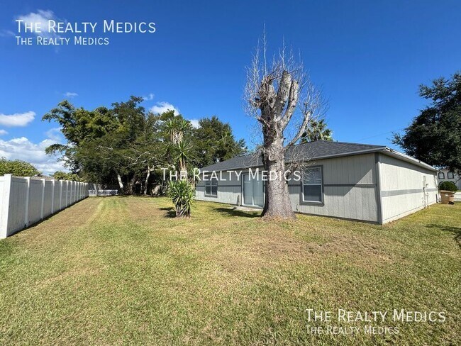 Building Photo - 313 Azincourt Ln