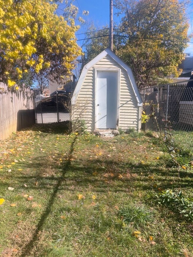 Building Photo - Section 8 Eligible-Spacious 3-4 Bedroom House, Yard, Parking-York City SD