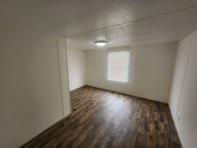 Building Photo - 3 bedroom mobile home
