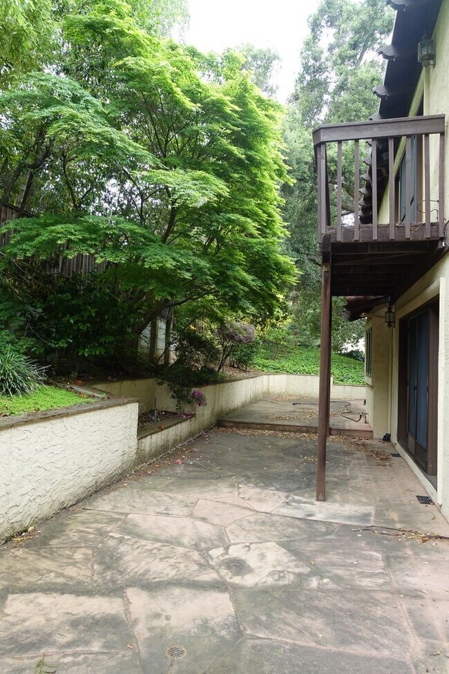 Building Photo - Spacious home, close to downtown Los Altos.  Easy commute location. Great Los Altos Schools!