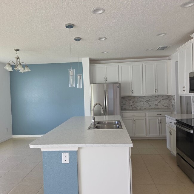 Building Photo - 4 Bedrooms, 2.5 Bathrooms Singe family home