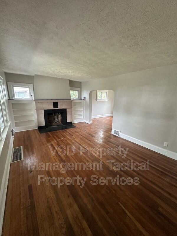 Building Photo - 13827 S Parkway Dr