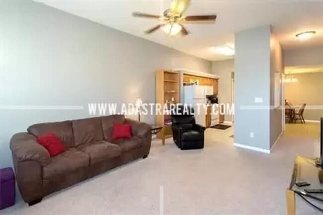 Building Photo - Spacious Maintenance Free Townhome in Gard...