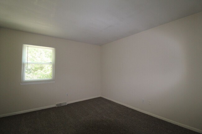Building Photo - 2 Bedroom 1 Bath Duplex in the Westport Area