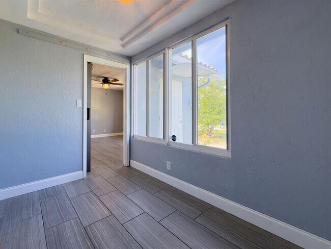 Building Photo - 902 NE 34th St