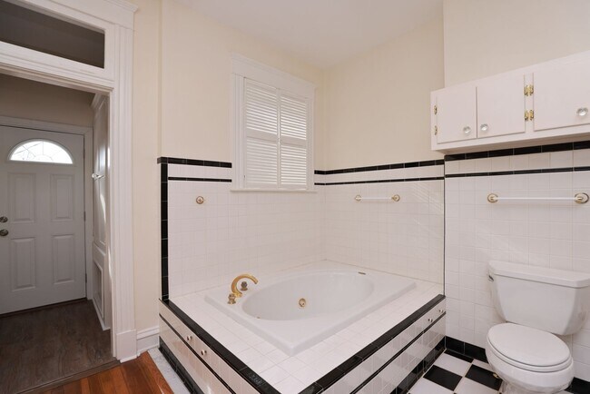 Building Photo - -- AVAILABLE 05/26/2026 -- MUSEUM DISTRICT CHARMER! 2 CAR GARAGE