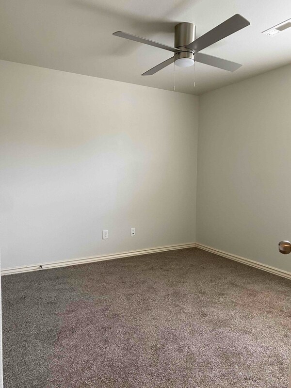 Building Photo - 918 Oakwood Ln