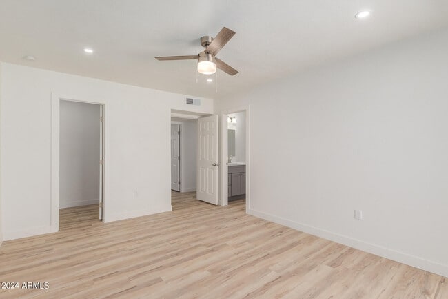 Building Photo - 10935 W Santa Fe Dr