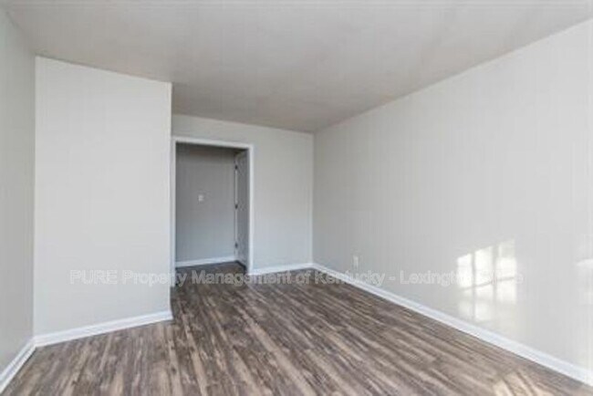 Building Photo - 3736 Camelot Dr