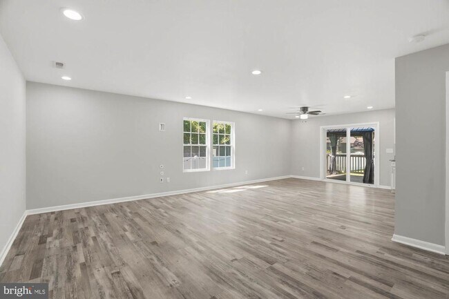 Building Photo - 283 Shorewood Dr