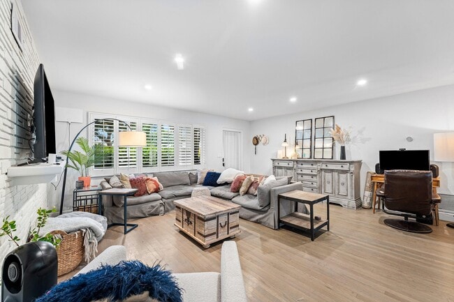 Building Photo - 162 Vassar Dr