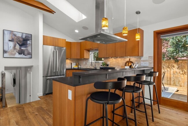 Building Photo - Modern Retreat in the Heart of Capitol Hil...