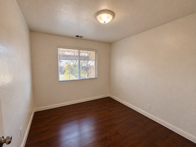 Building Photo - 3290 N Vista Ave