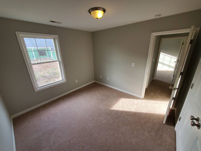 Building Photo - 10 Paige Dr