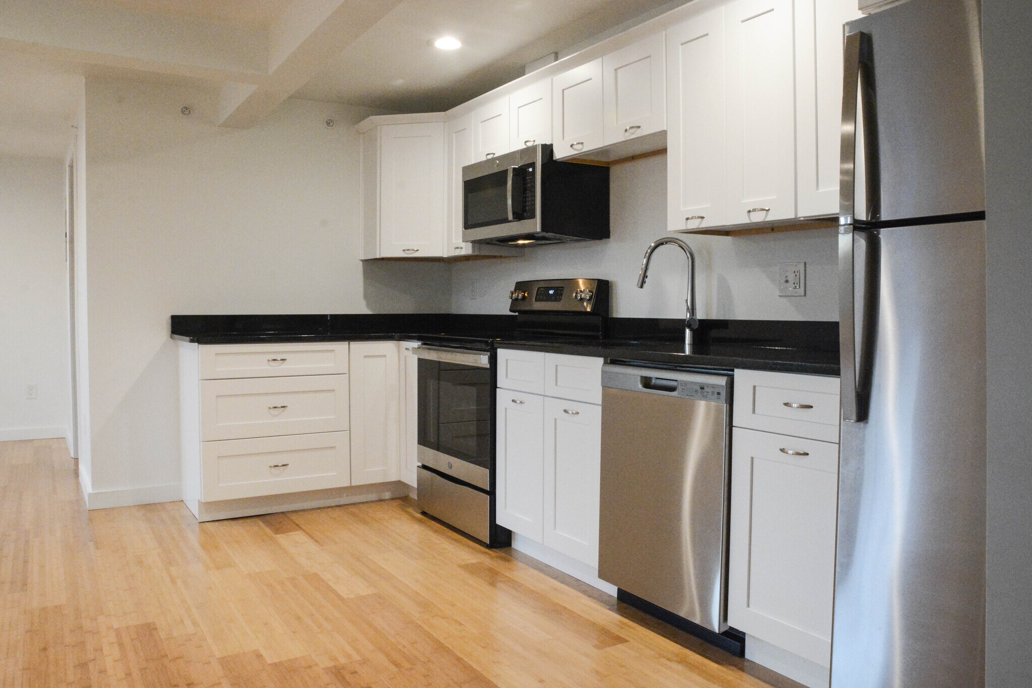 Building Photo - 548 Main St