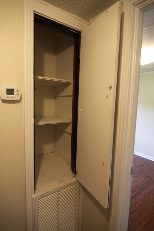 Building Photo - 3 Bedroom Home For Rent Near Downtown Clar...