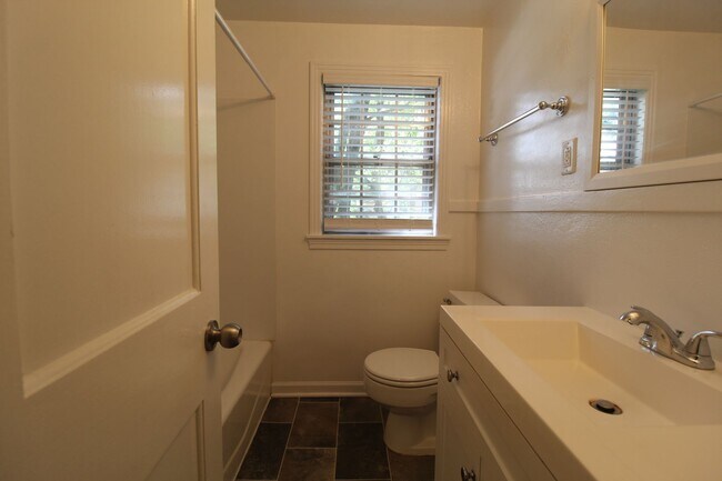 Building Photo - May FREE On This 2 Bedroom 1 Bath Duplex In The Waldo Area