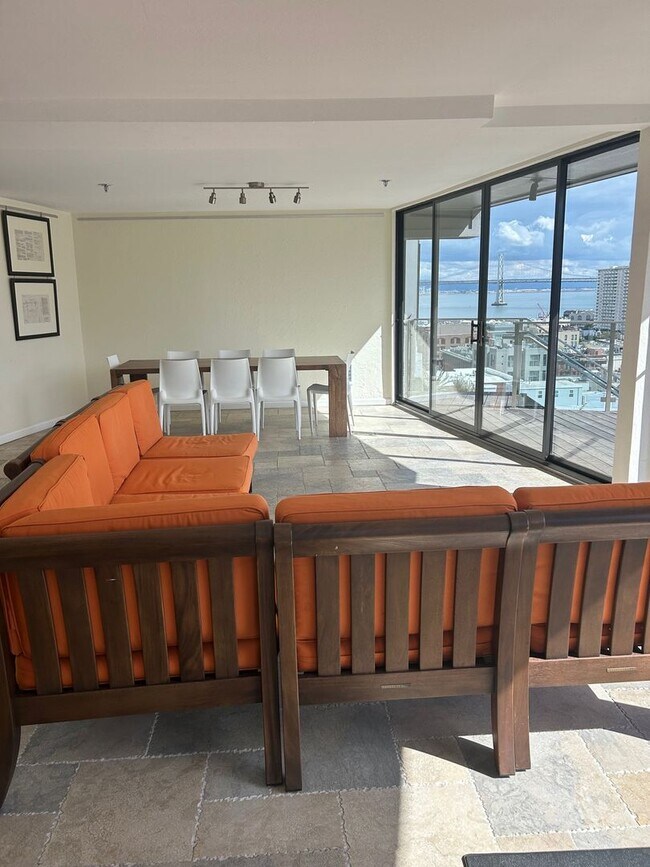 Building Photo - Unique Jr. One Bedroom with Views and Parking