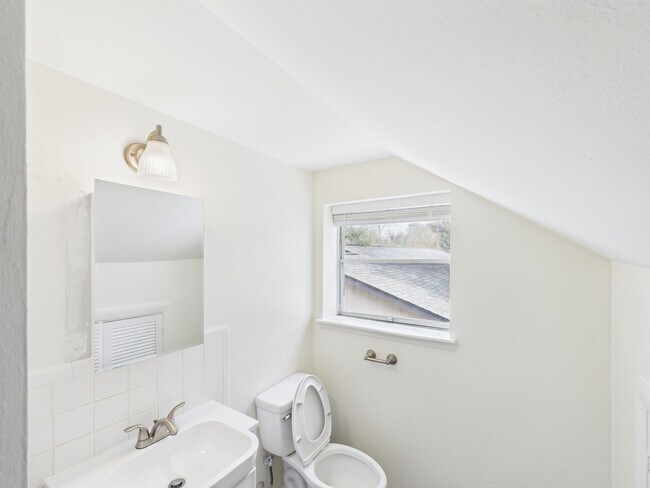 Building Photo - 9526 Meadowcroft Dr