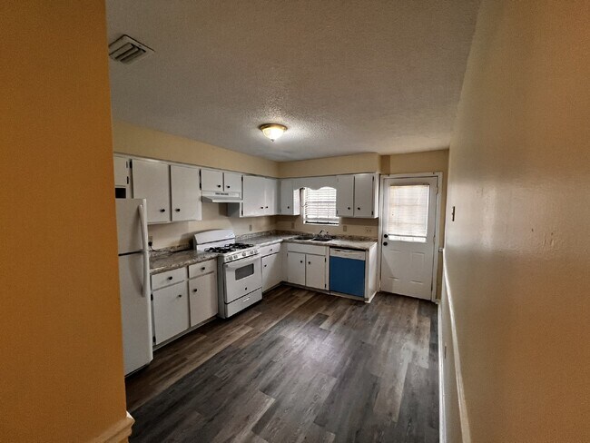 Building Photo - Apartment for Rent