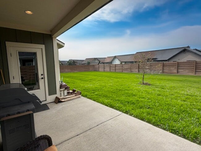 Building Photo - Gorgeous Silverbrook Home