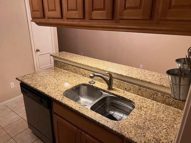 Building Photo - 1500 East Side Dr