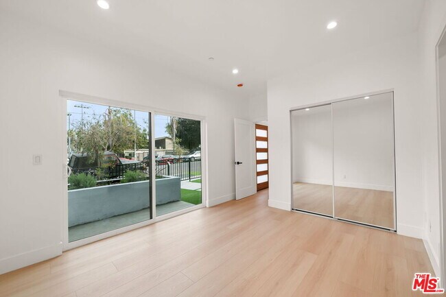 Building Photo - 913 N Hobart Blvd