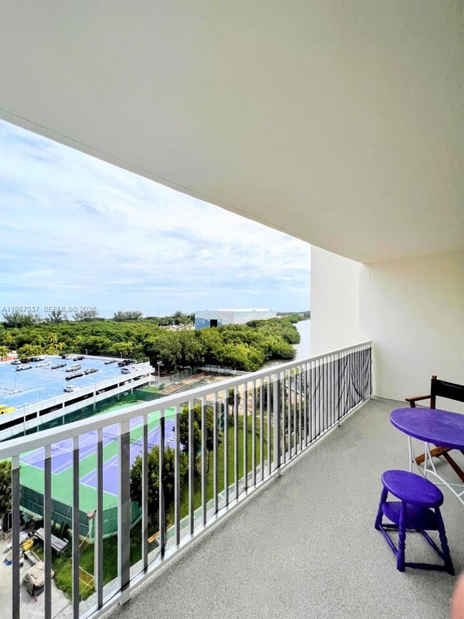 Building Photo - 300 Bayview Dr
