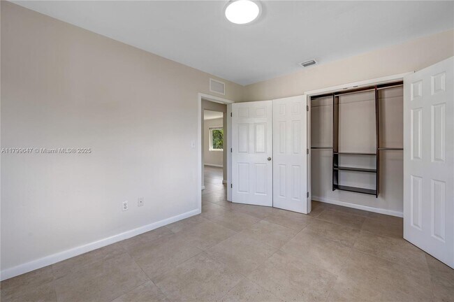 Building Photo - 930 SW 24th Ct
